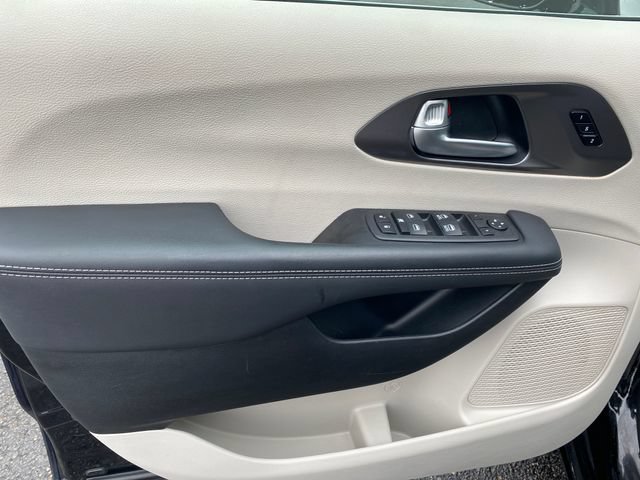 Used 2024 Chrysler Pacifica Touring-L FWD image 14