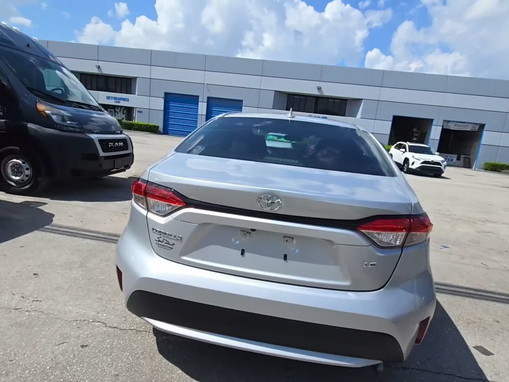 Used 2021 Toyota Corolla LE FWD image 3