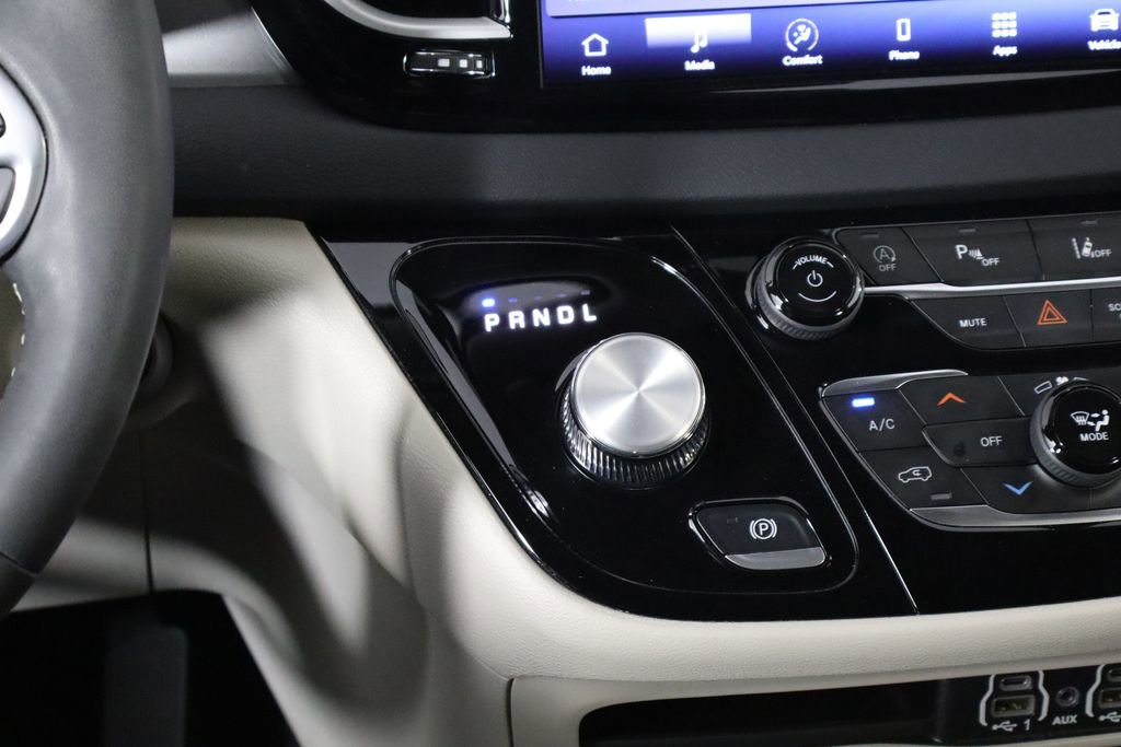 Used 2023 Chrysler Pacifica Touring-L image 29