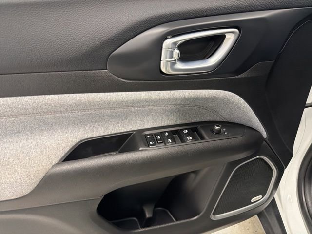 Used 2023 Jeep Compass Latitude w/ Sun and Sound Group image 31