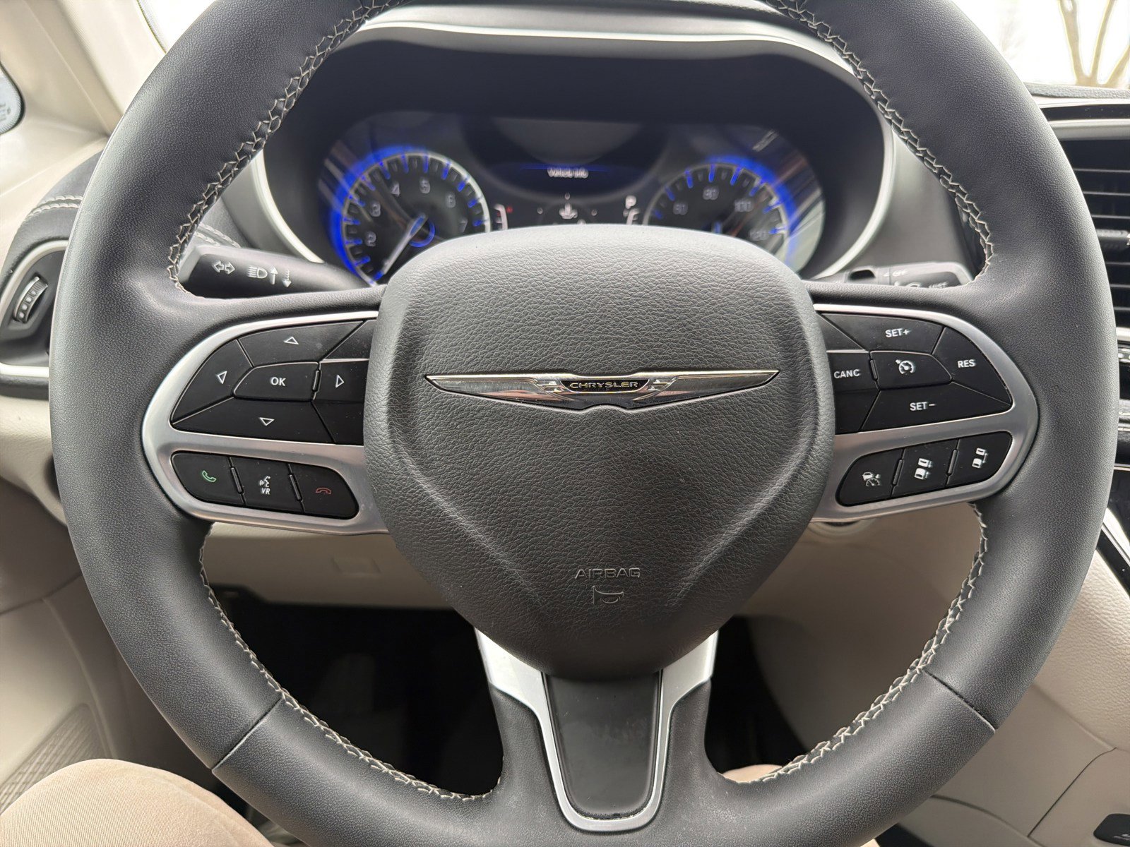 Used 2022 Chrysler Pacifica Touring-L w/ Uconnect Theater Family Group image 25