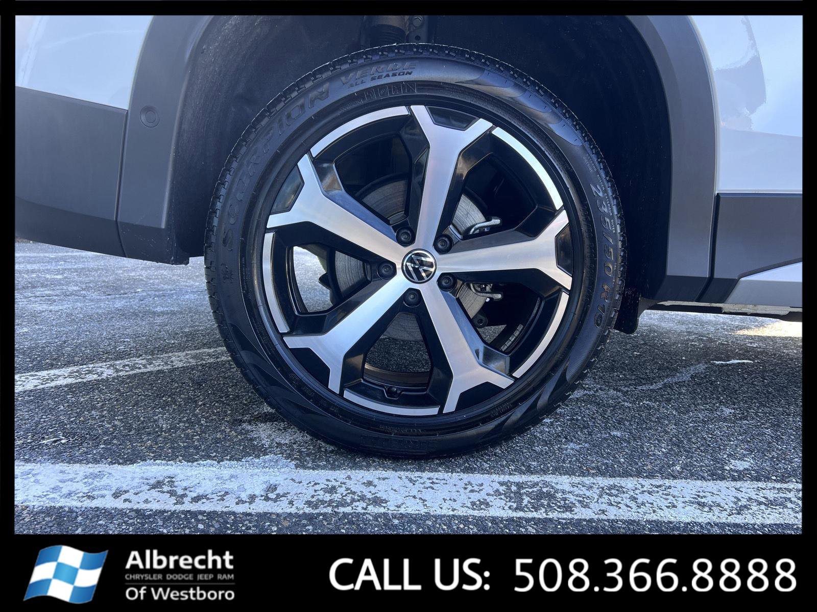 Used 2025 Volkswagen Tiguan SE image 34