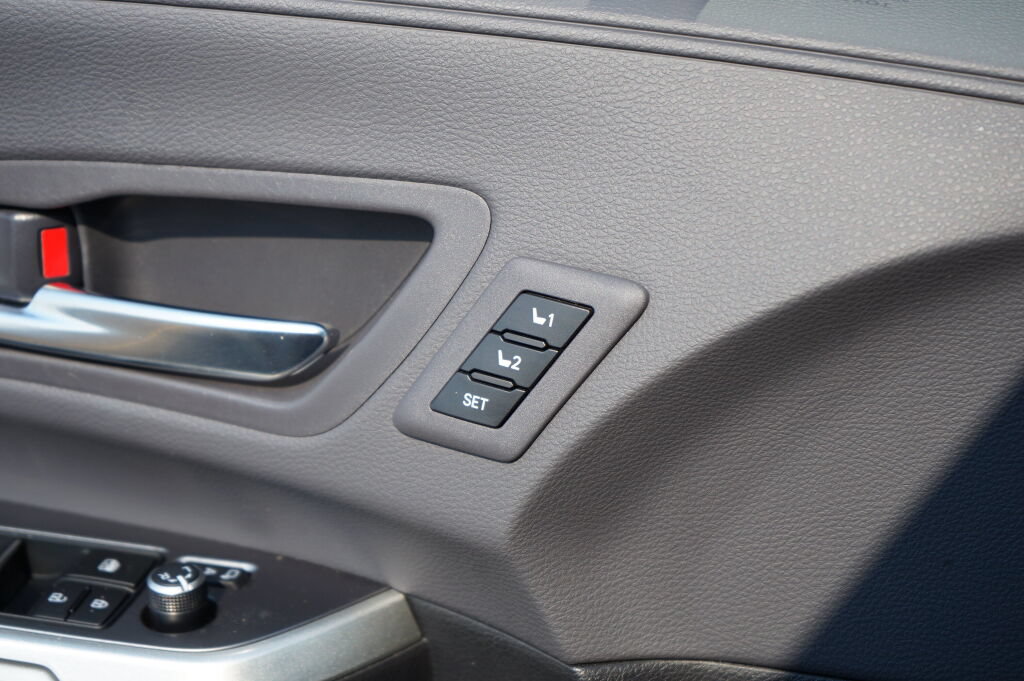 Used 2023 Toyota Sienna XSE AWD/4WD image 13