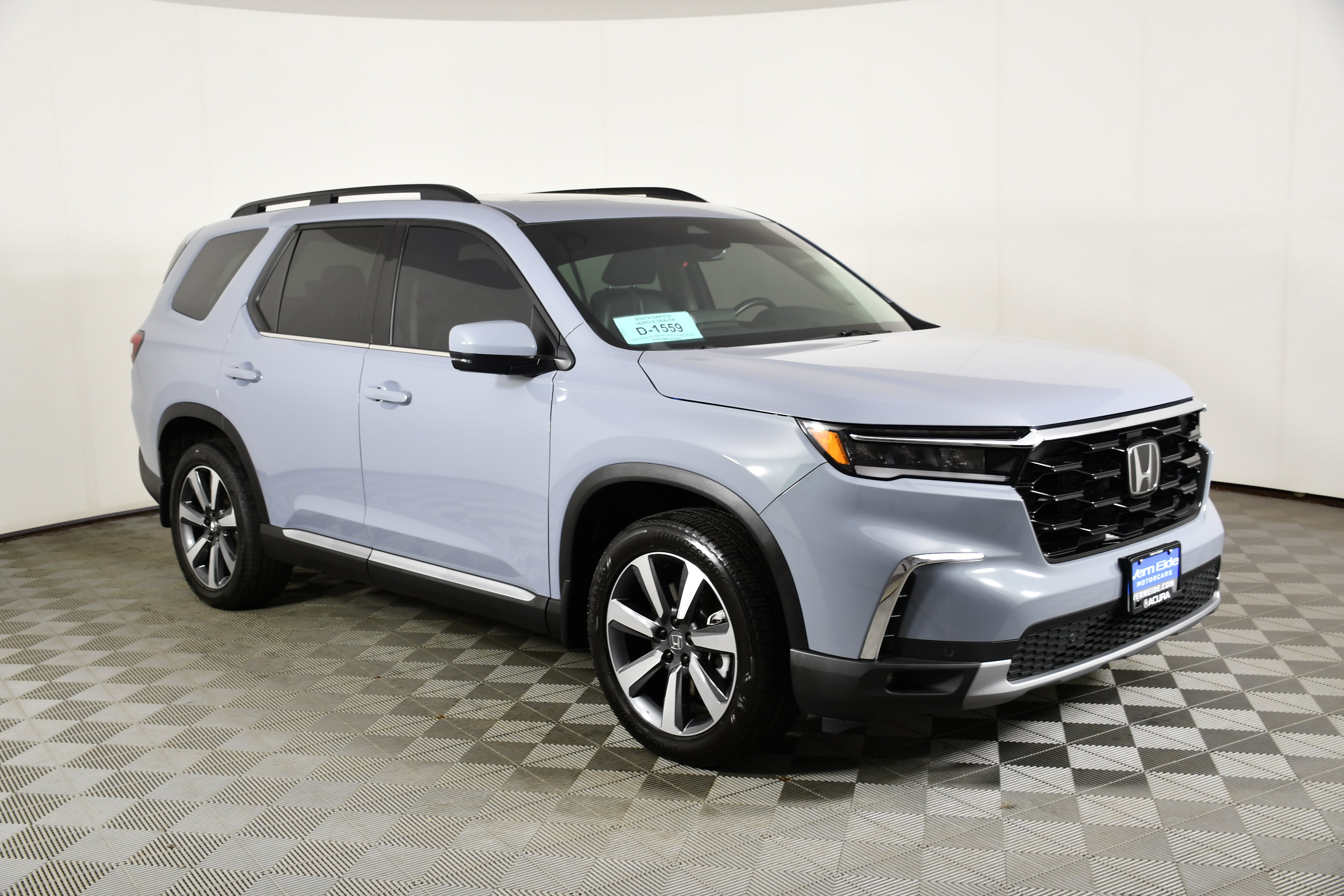 Used 2025 Honda Pilot Touring image 4