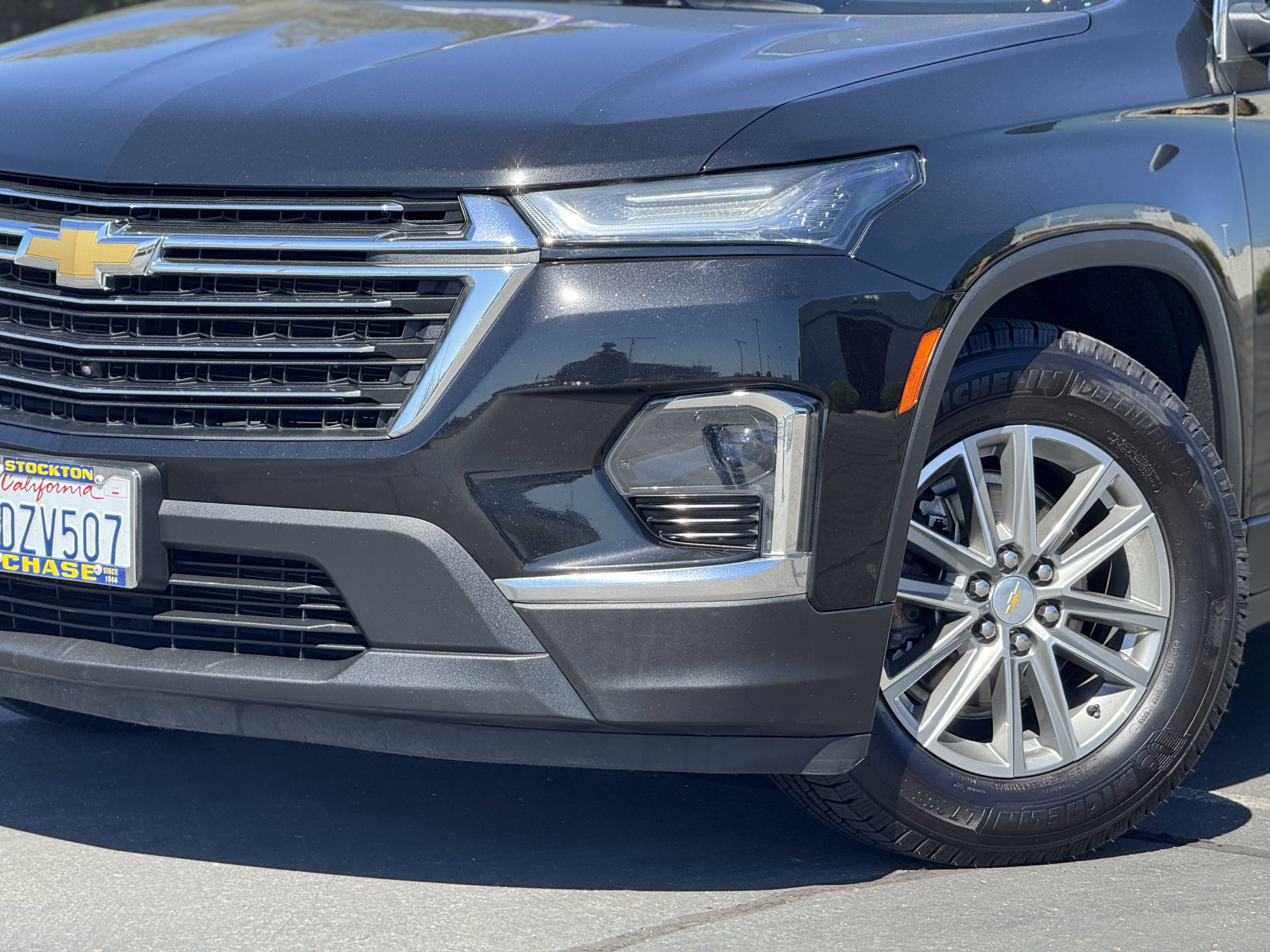 Used 2023 Chevrolet Traverse LT w/ Rear Camera Mirror Package image 3