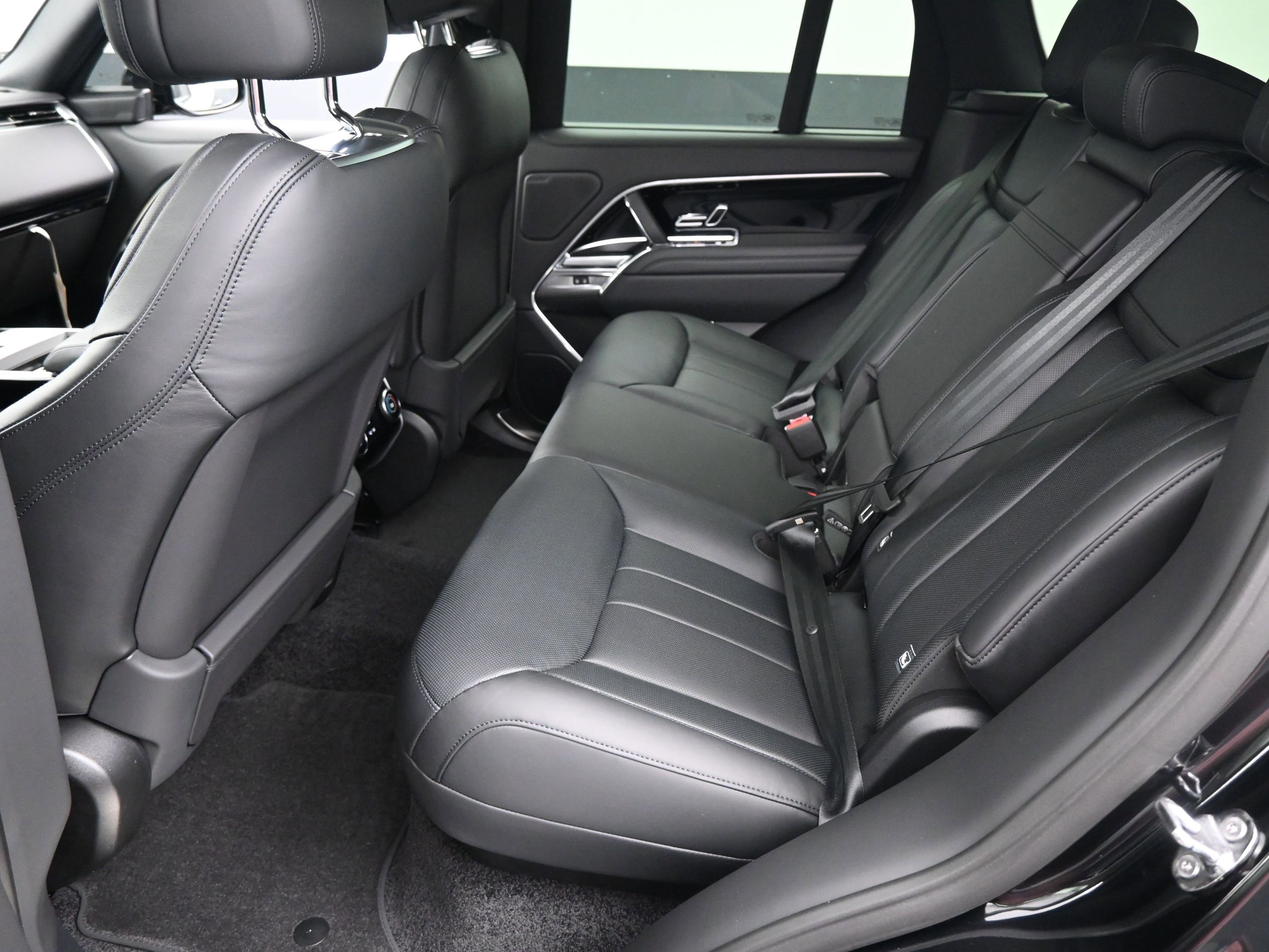 New 2025 Land Rover Range Rover SE image 6