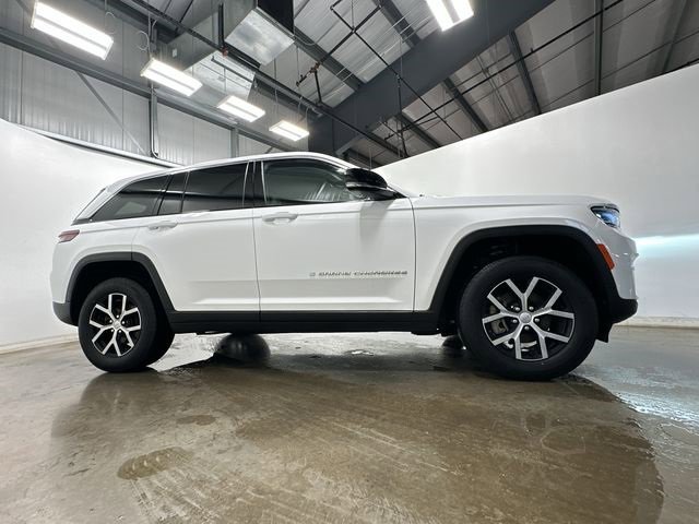Used 2023 Jeep Grand Cherokee Limited image 3