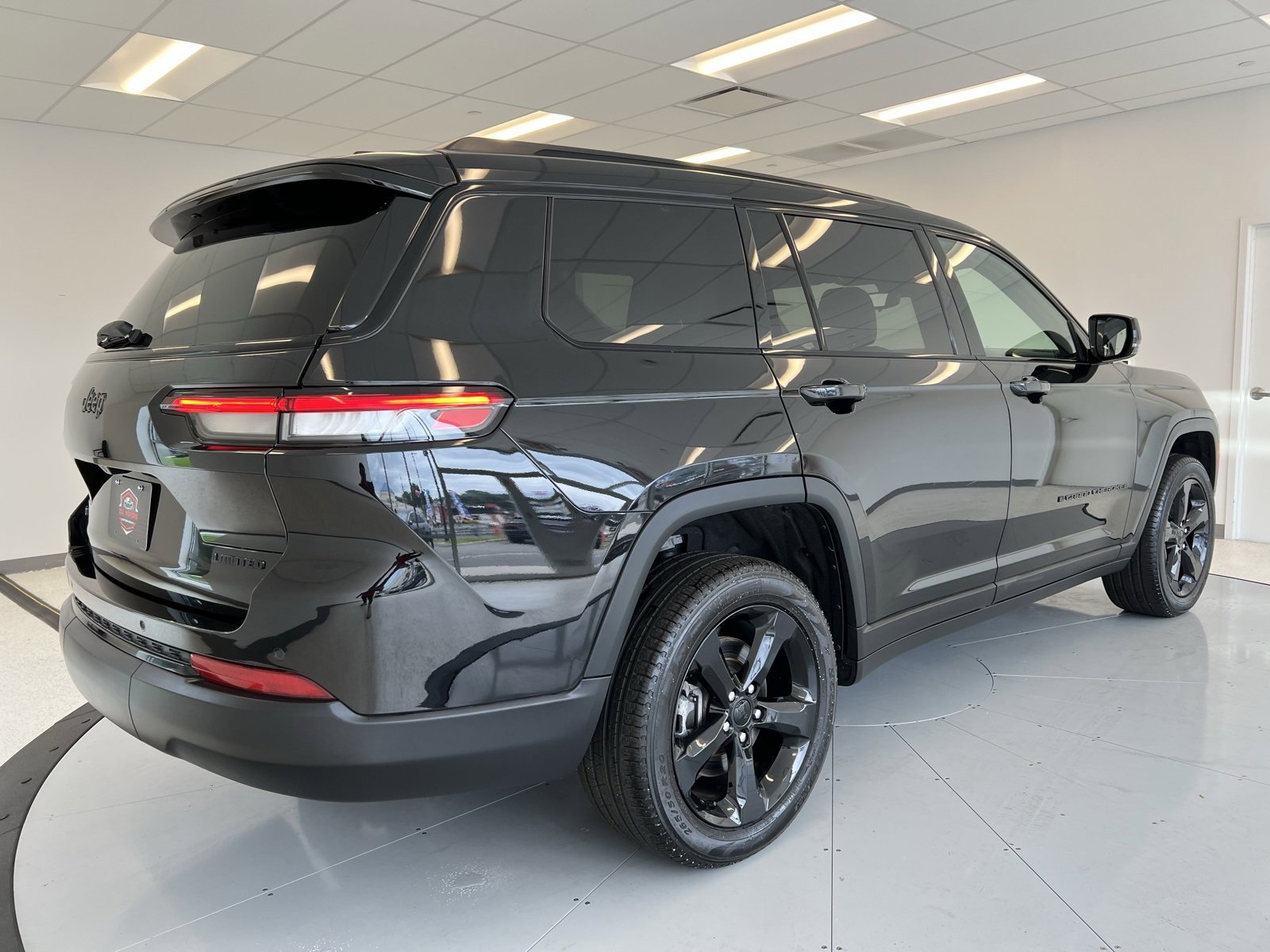 Used 2024 Jeep Grand Cherokee L Limited w/ Black Appearance Package image 72