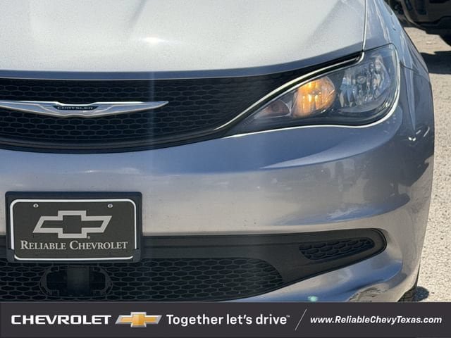 Used 2021 Chrysler Voyager LX FWD image 9