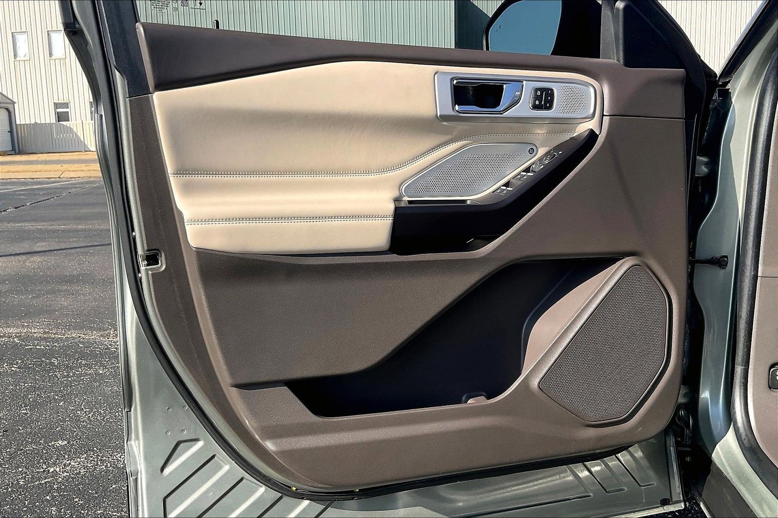 Used 2020 Ford Explorer Platinum w/ Premium Technology Package image 19