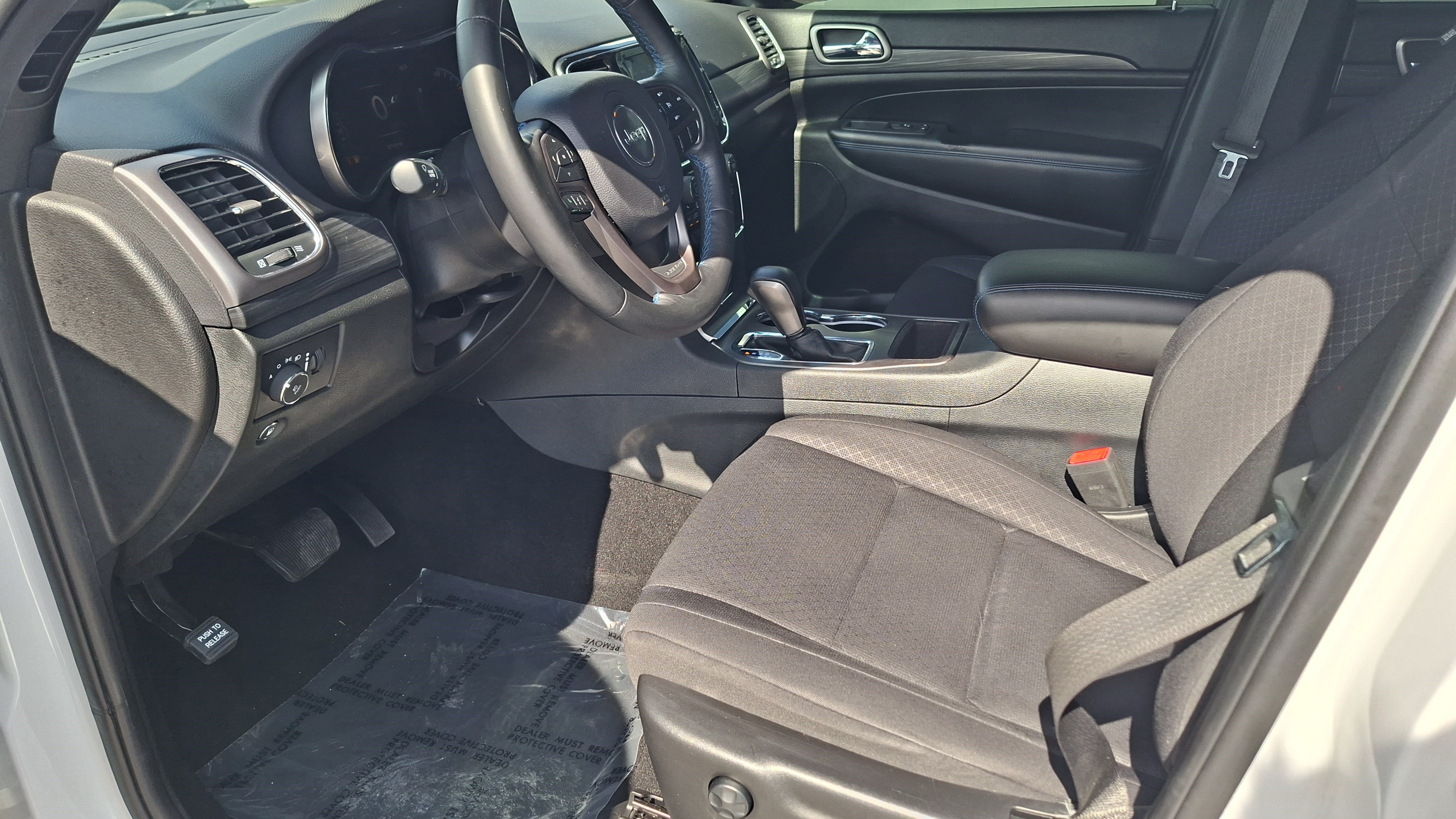 Used 2019 Jeep Grand Cherokee Laredo RWD image 9