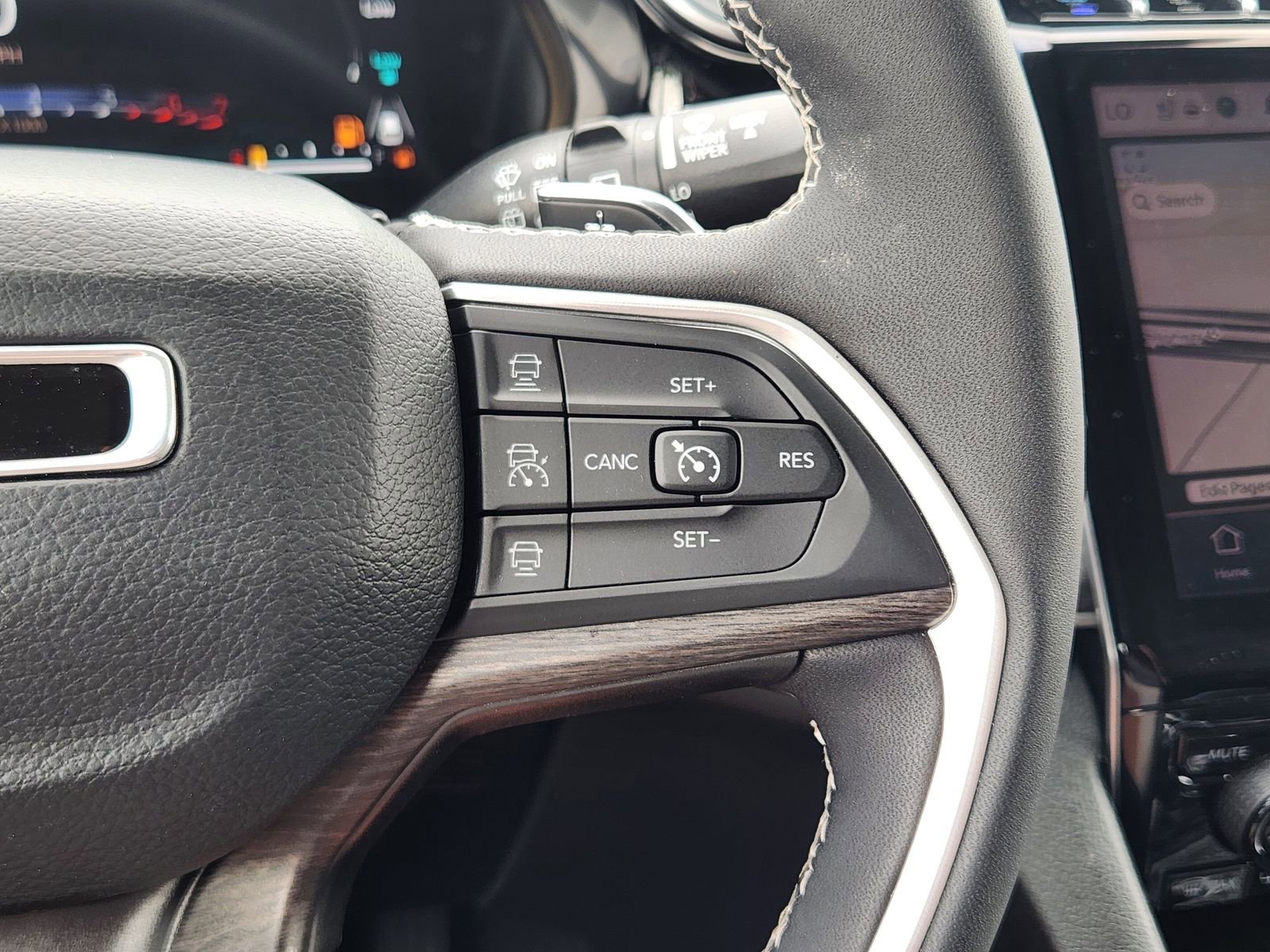 Used 2023 Jeep Grand Cherokee 4WD 4xe w/ Luxury Tech Group II image 31