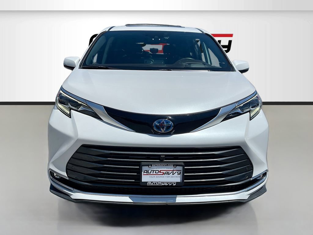 Used 2024 Toyota Sienna Platinum AWD/4WD image 2