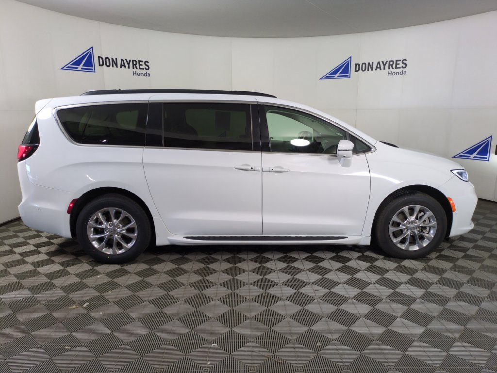 Used 2022 Chrysler Pacifica Touring-L w/ Uconnect Theater Family Group AWD/4WD image 10