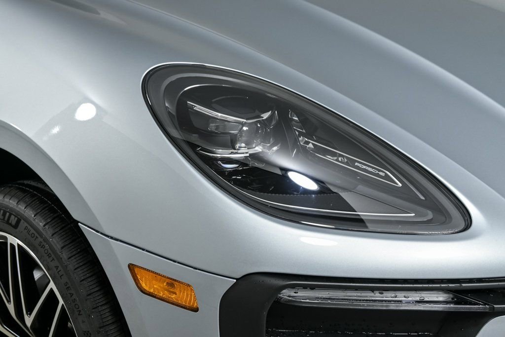 Certified 2025 Porsche Macan image 38
