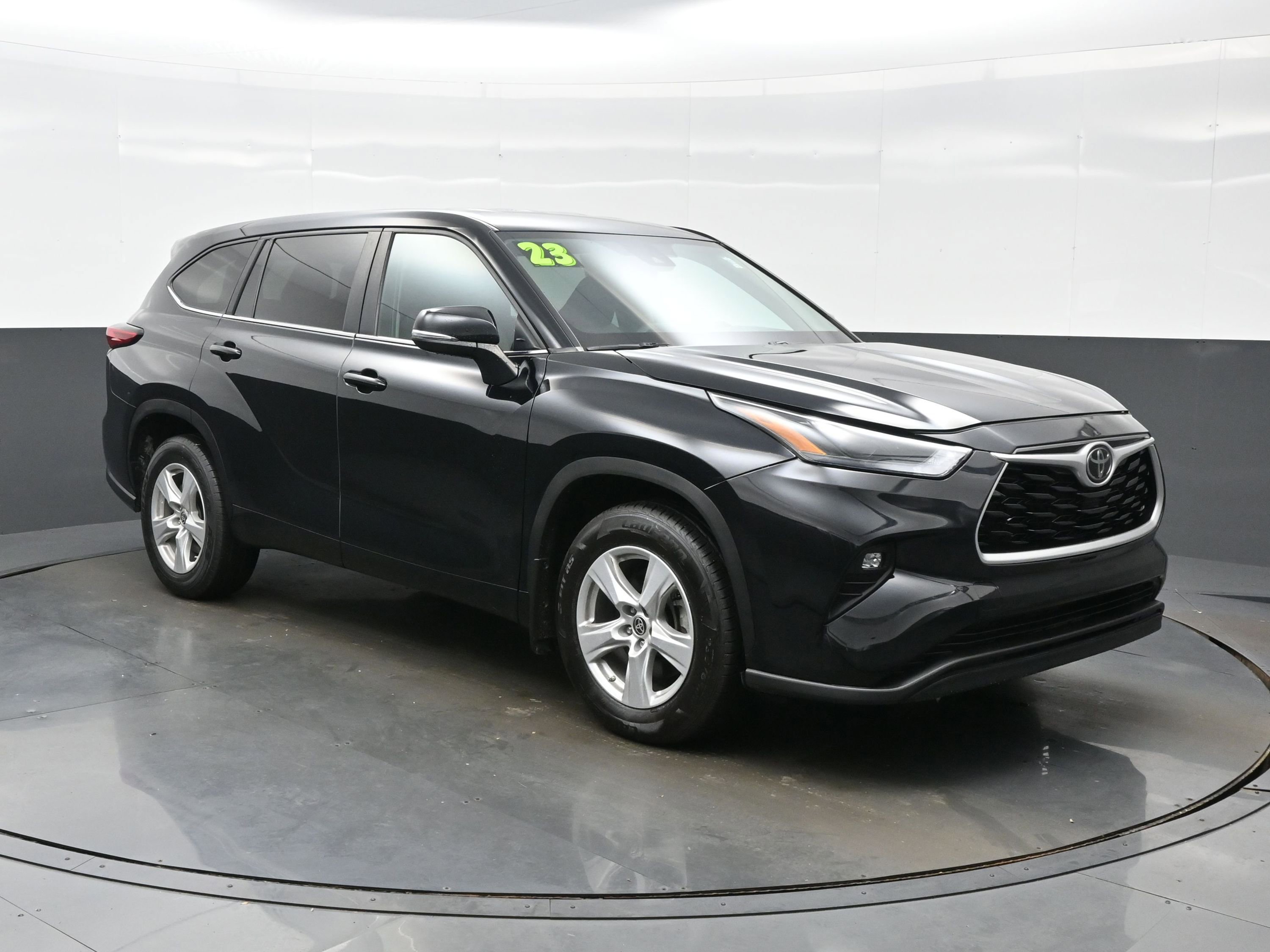 Used 2023 Toyota Highlander LE AWD/4WD image 8