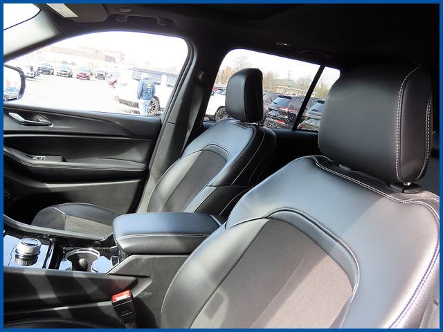 Used 2023 Jeep Grand Cherokee Altitude AWD/4WD image 13