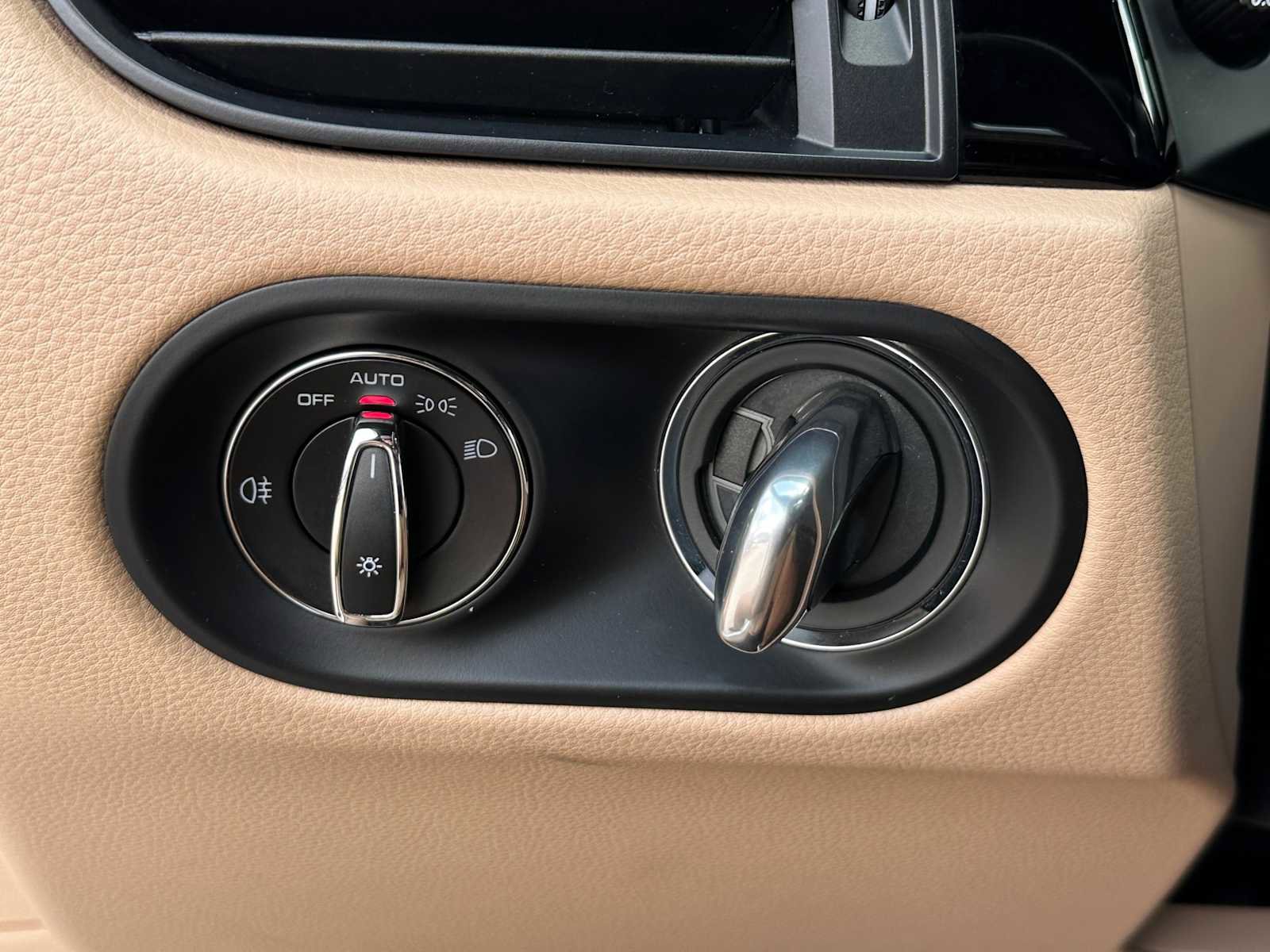 Used 2024 Porsche Macan w/ Premium Plus Package image 17