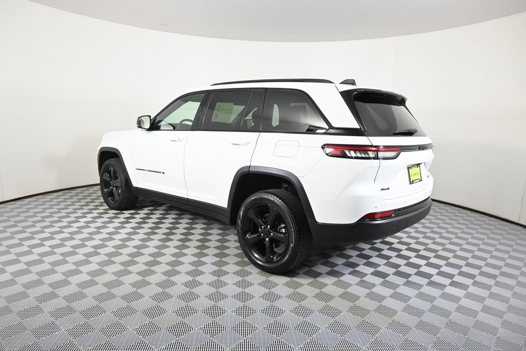 Used 2023 Jeep Grand Cherokee Limited w/ Black Appearance Package image 4