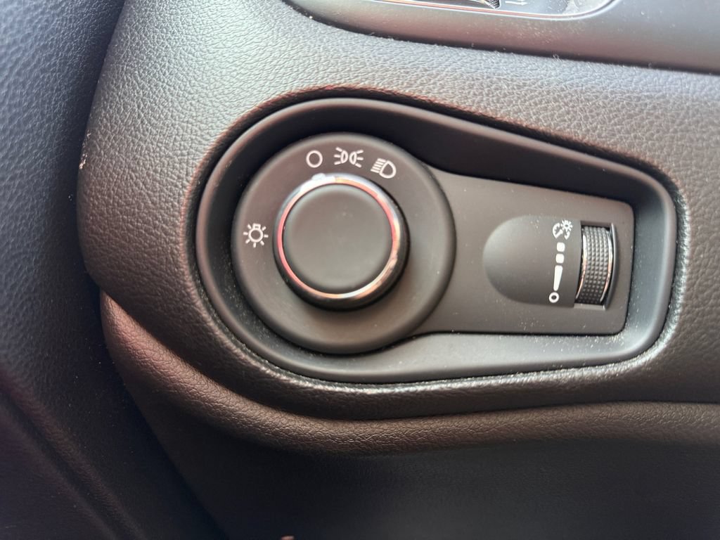 Used 2023 Jeep Renegade Latitude AWD/4WD image 17