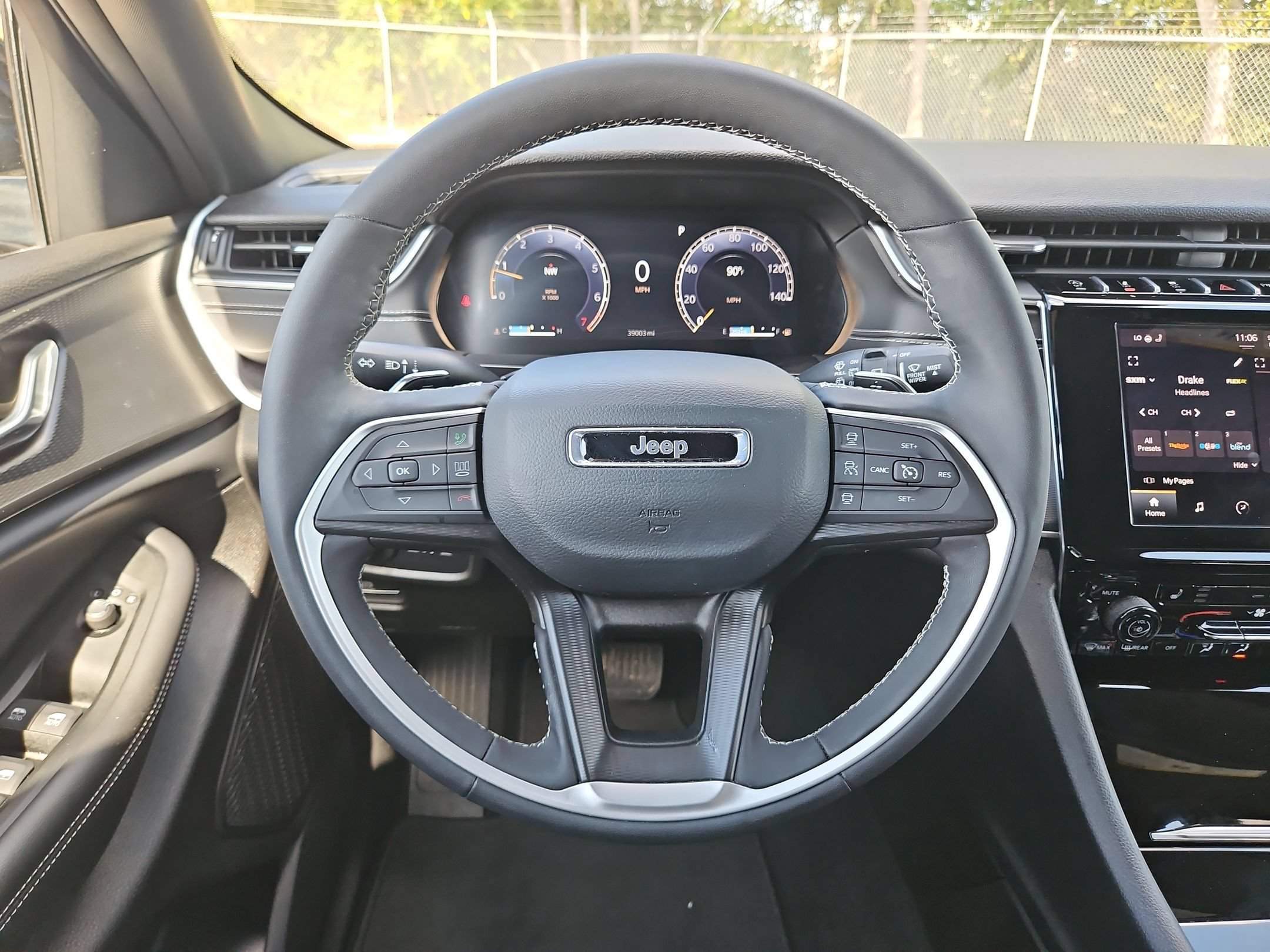 Used 2025 Jeep Grand Cherokee Laredo RWD image 20