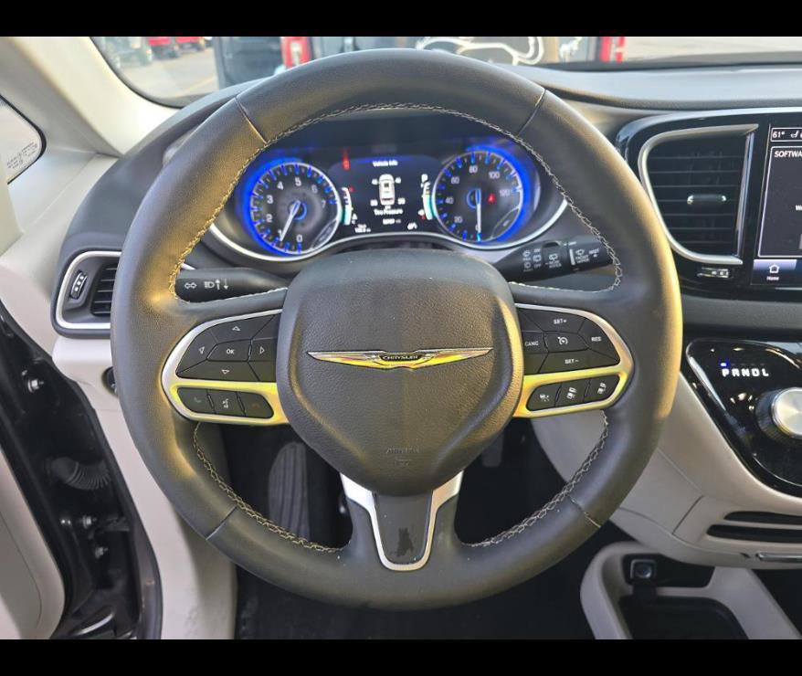 Used 2023 Chrysler Pacifica Touring-L image 4