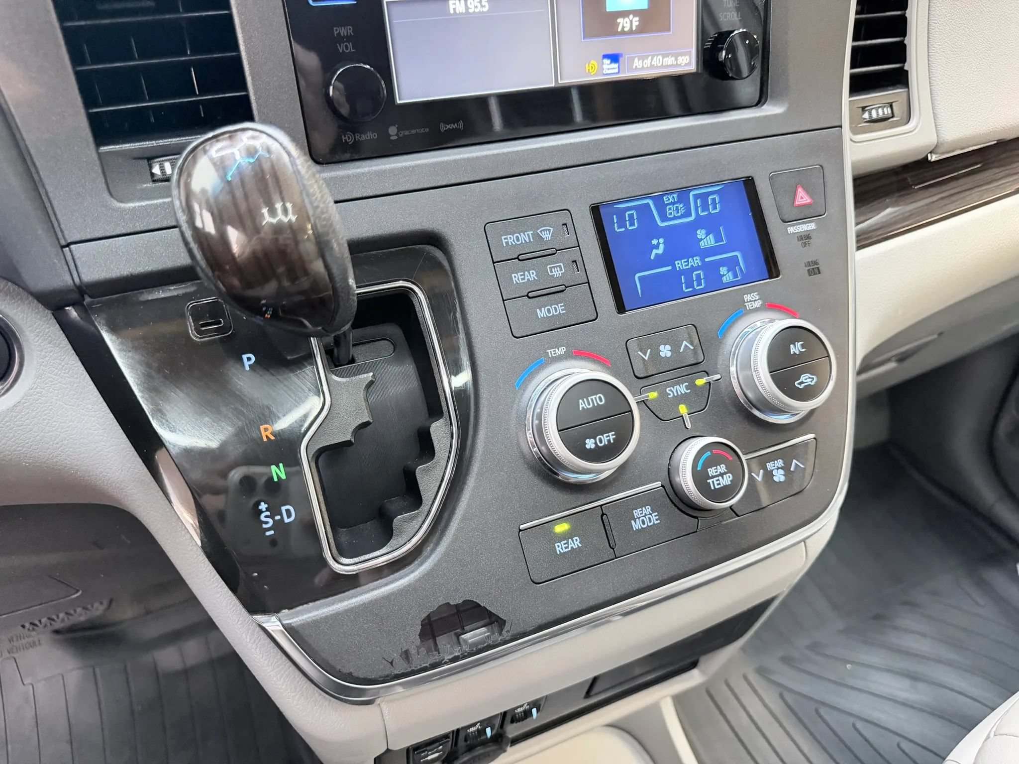 Used 2017 Toyota Sienna XLE FWD image 18