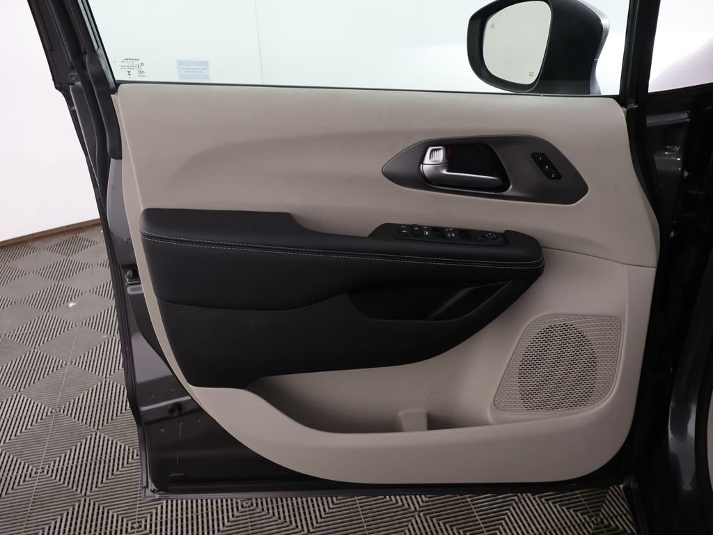 Used 2023 Chrysler Pacifica Touring-L FWD image 22