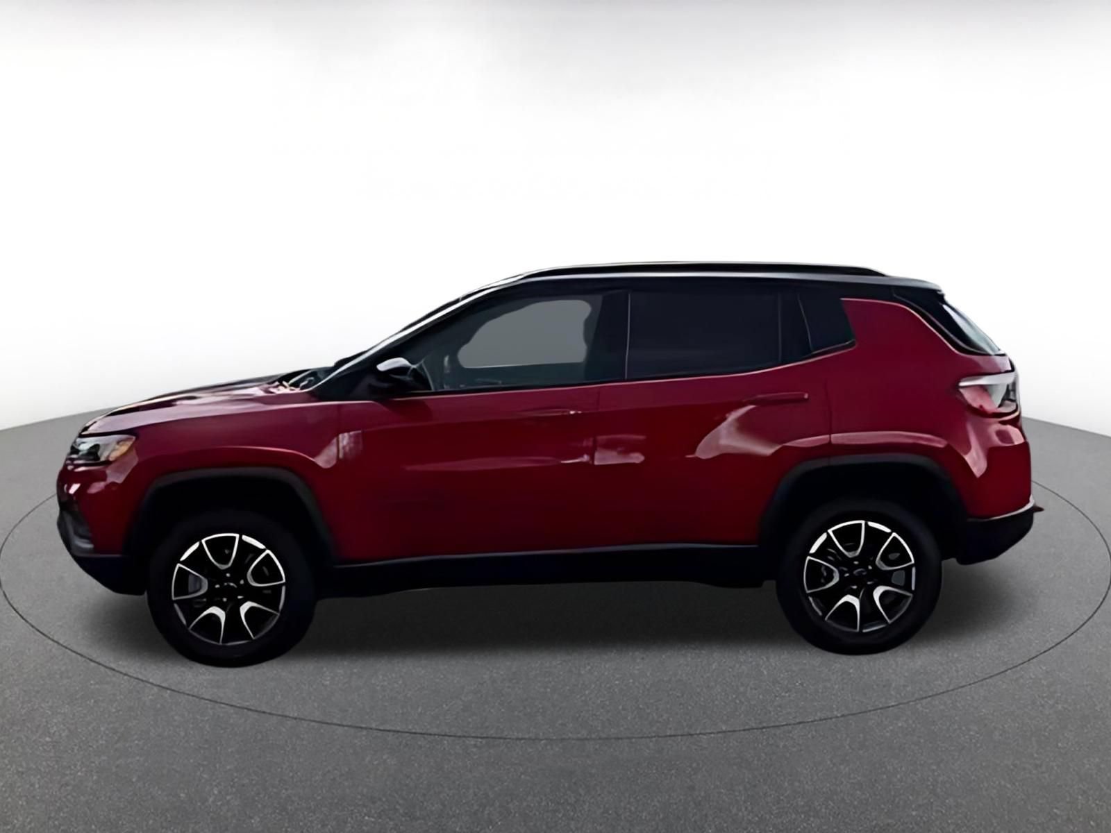 Used 2025 Jeep Compass Trailhawk AWD/4WD image 15