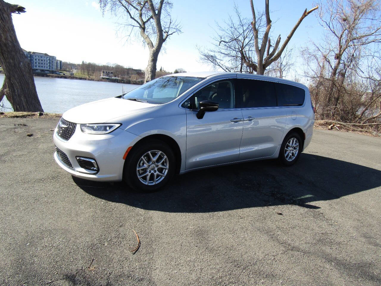 Used 2024 Chrysler Pacifica Touring-L image 39