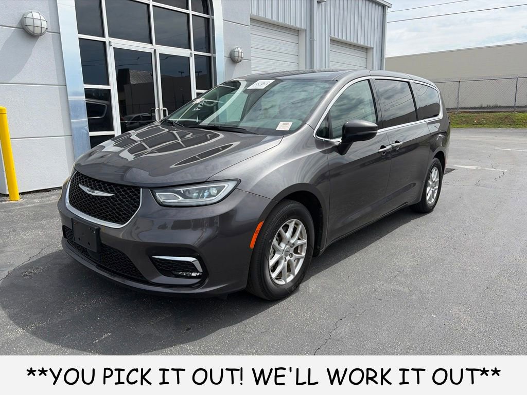 Used 2023 Chrysler Pacifica Touring-L FWD image 3