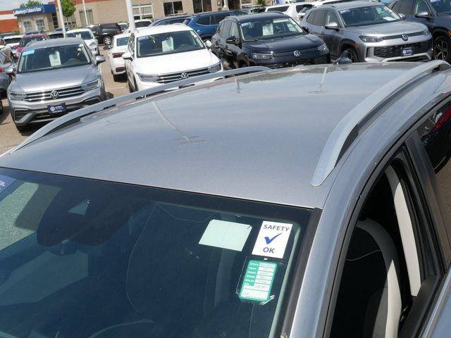 Certified 2025 Volkswagen Taos SE AWD/4WD image 11