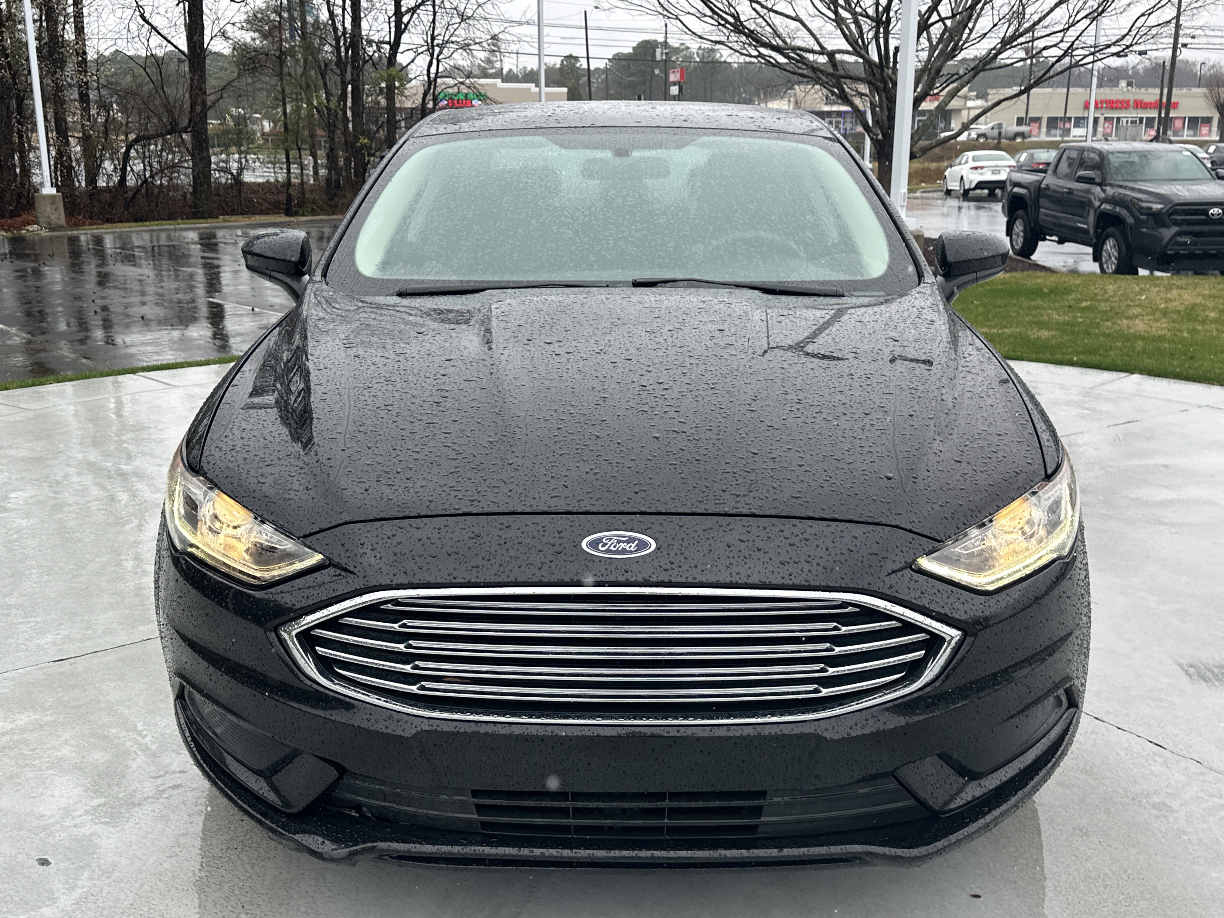 Used 2017 Ford Fusion SE w/ Fusion SE Technology Package image 3