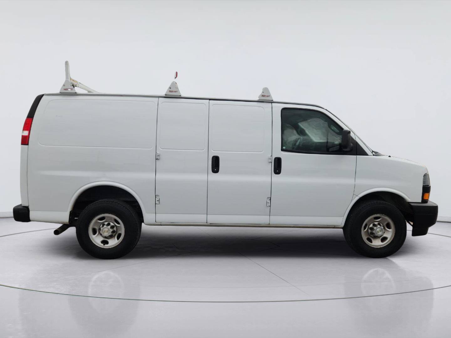 Used 2022 Chevrolet Express 2500 w/ Driver Convenience Package RWD image 4