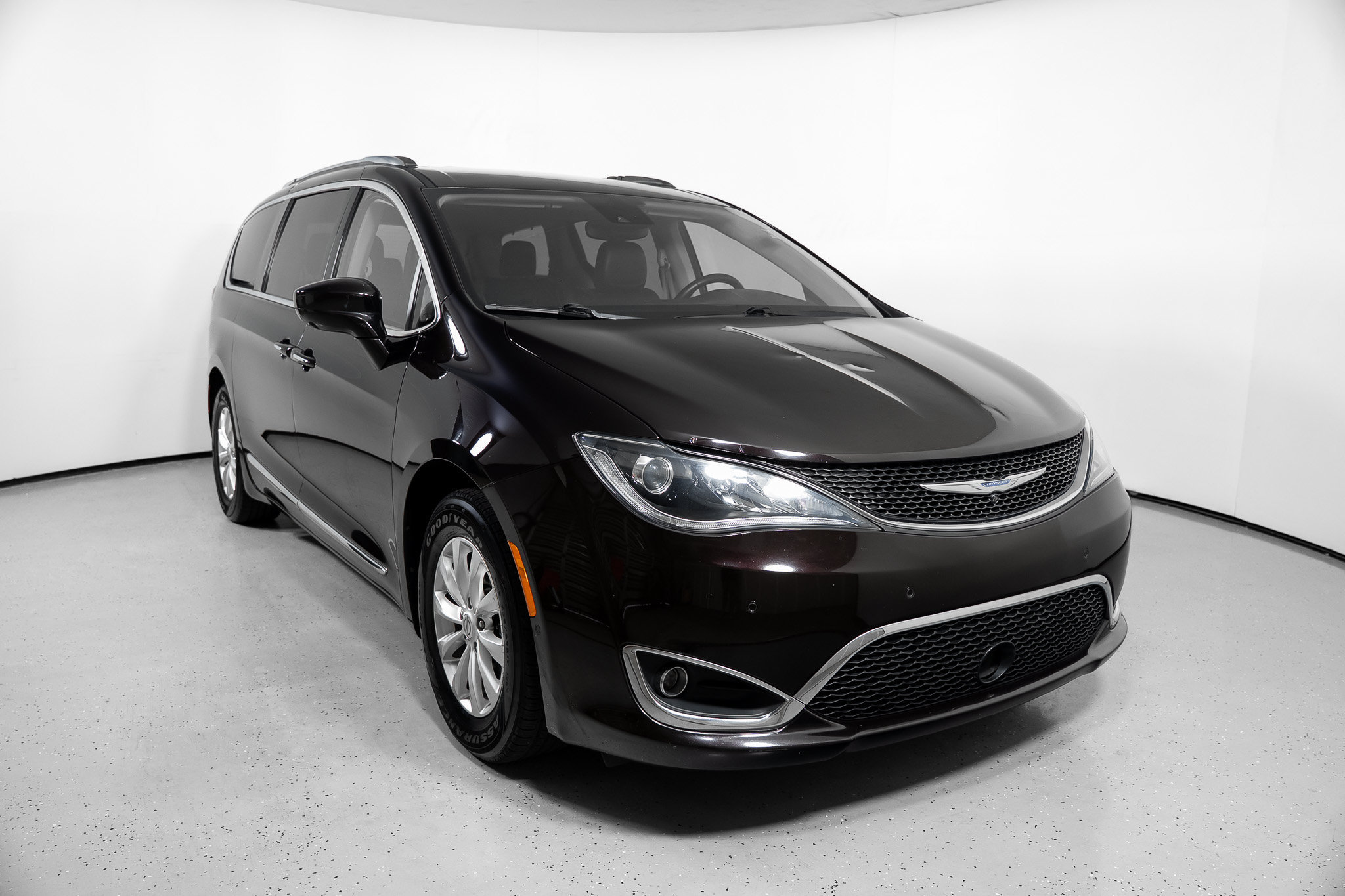Used 2018 Chrysler Pacifica Touring-L w/ Advanced Safetytec Group FWD image 2