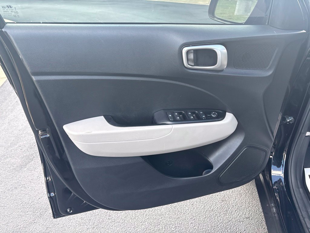 Used 2022 Hyundai Venue SEL FWD image 12