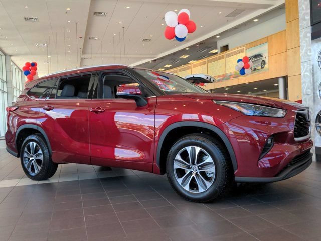 Used 2022 Toyota Highlander XLE FWD image 2