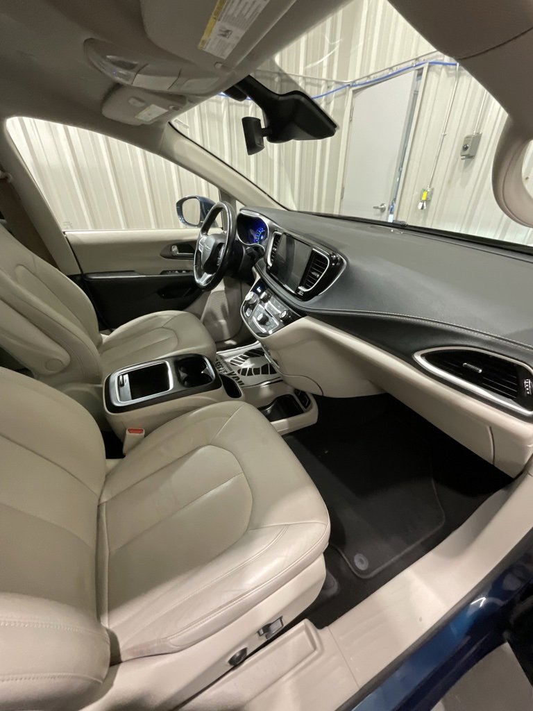 Used 2021 Chrysler Pacifica Touring-L image 16