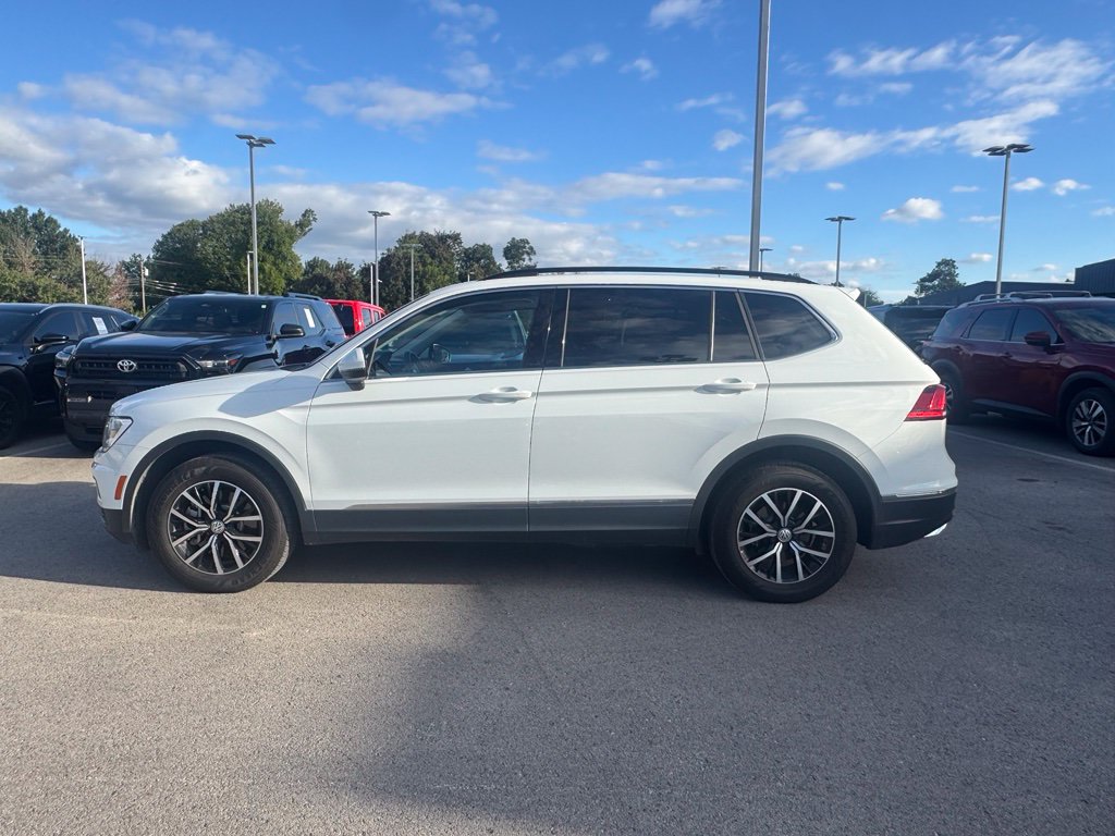 Used 2021 Volkswagen Tiguan SE w/ Panoramic Sunroof Package FWD image 3