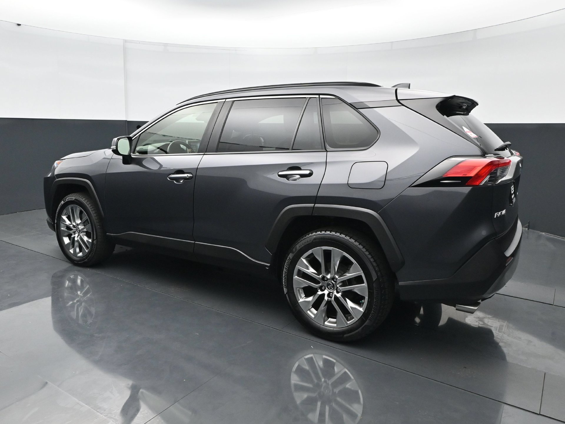 Used 2019 Toyota RAV4 Limited w/ Cold Weather Package AWD/4WD image 3