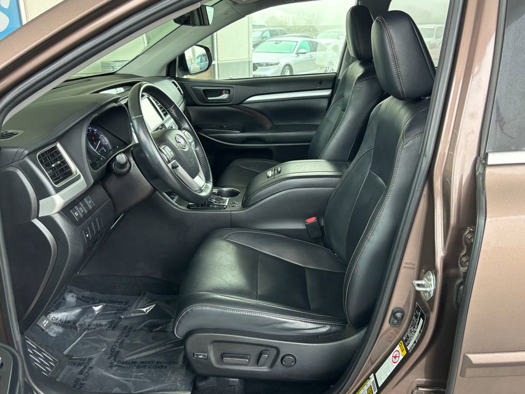 Used 2019 Toyota Highlander XLE image 24