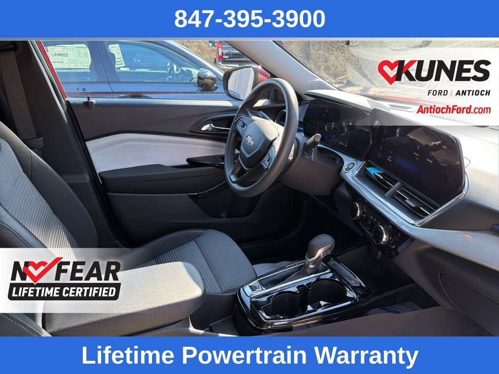 Used 2025 Chevrolet Trax LT FWD image 9