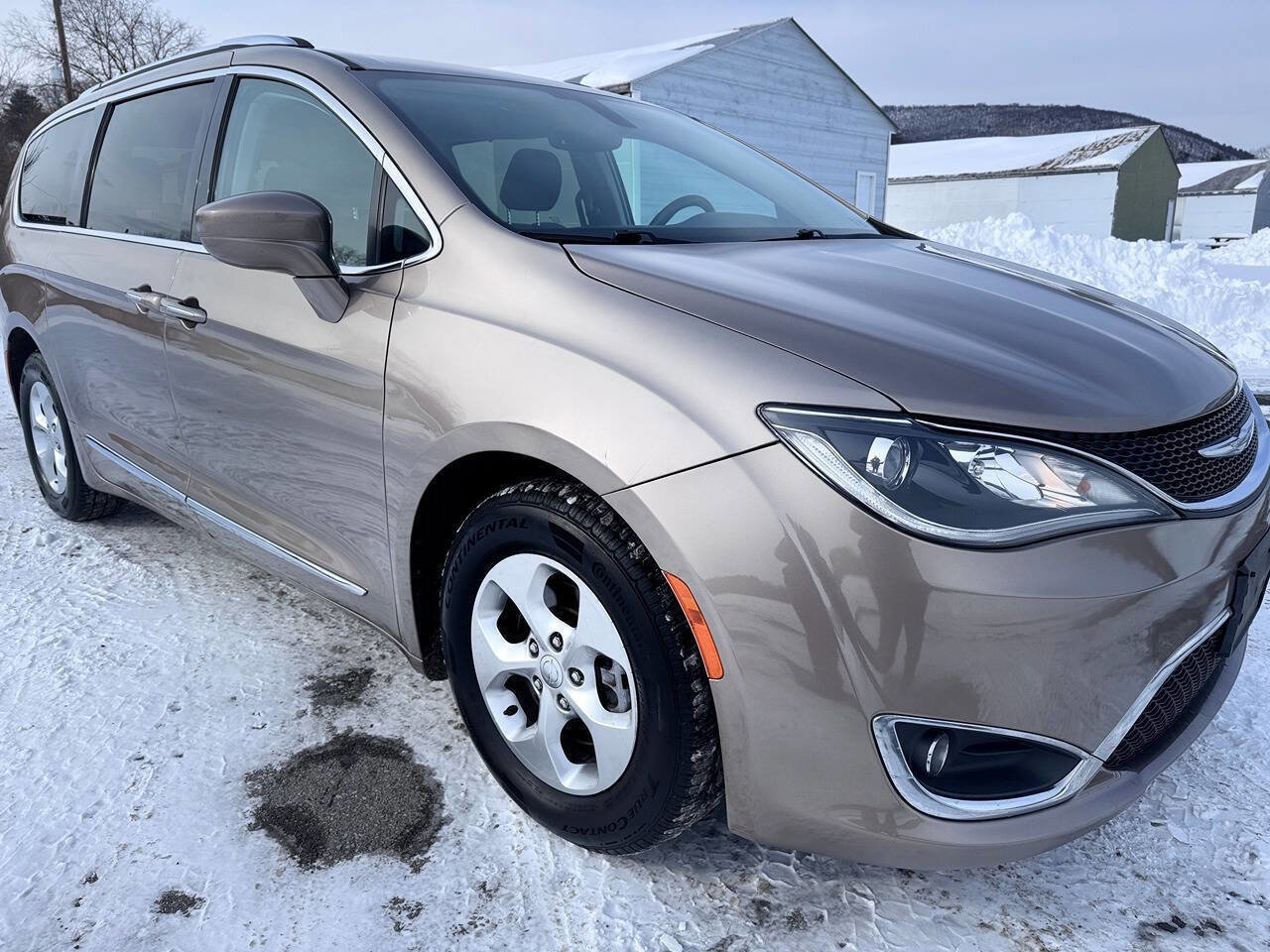 Used 2017 Chrysler Pacifica Touring-L Plus image 2