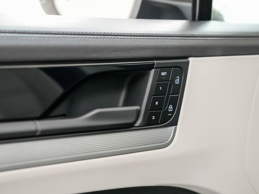 Used 2024 Porsche Cayenne AWD/4WD image 22