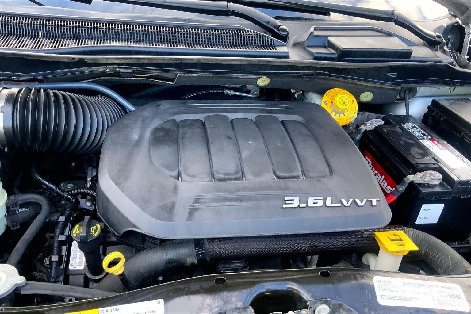 Used 2016 Chrysler Town & Country Touring FWD image 32