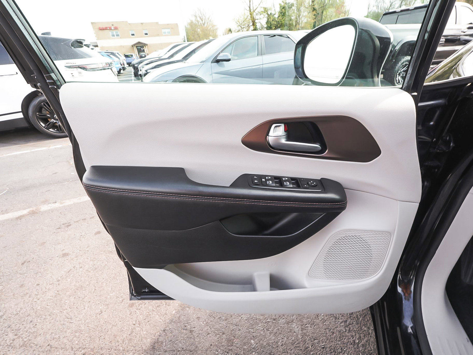 Used 2017 Chrysler Pacifica Touring-L Plus FWD image 9