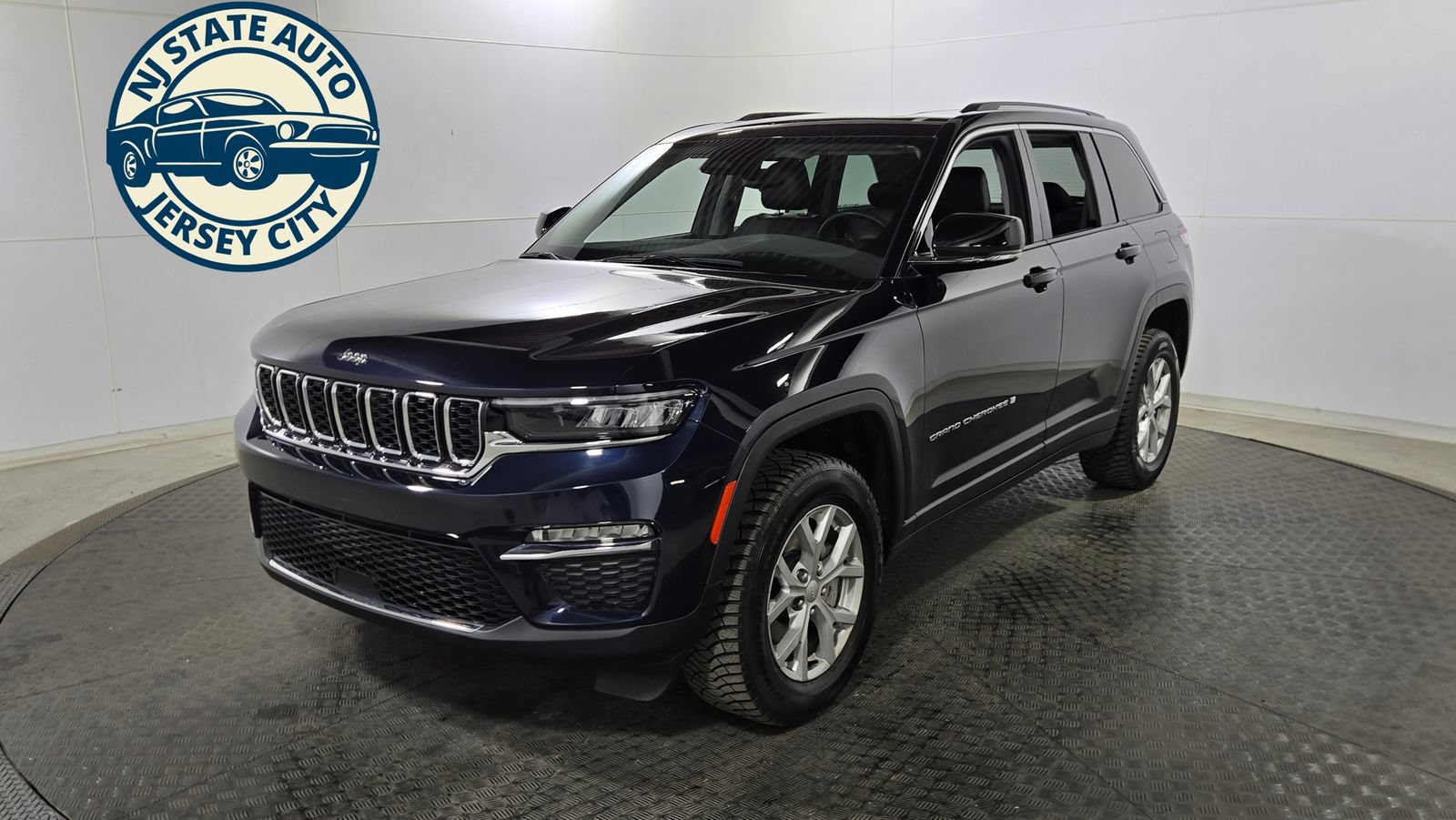Used 2024 Jeep Grand Cherokee Limited AWD/4WD image 3