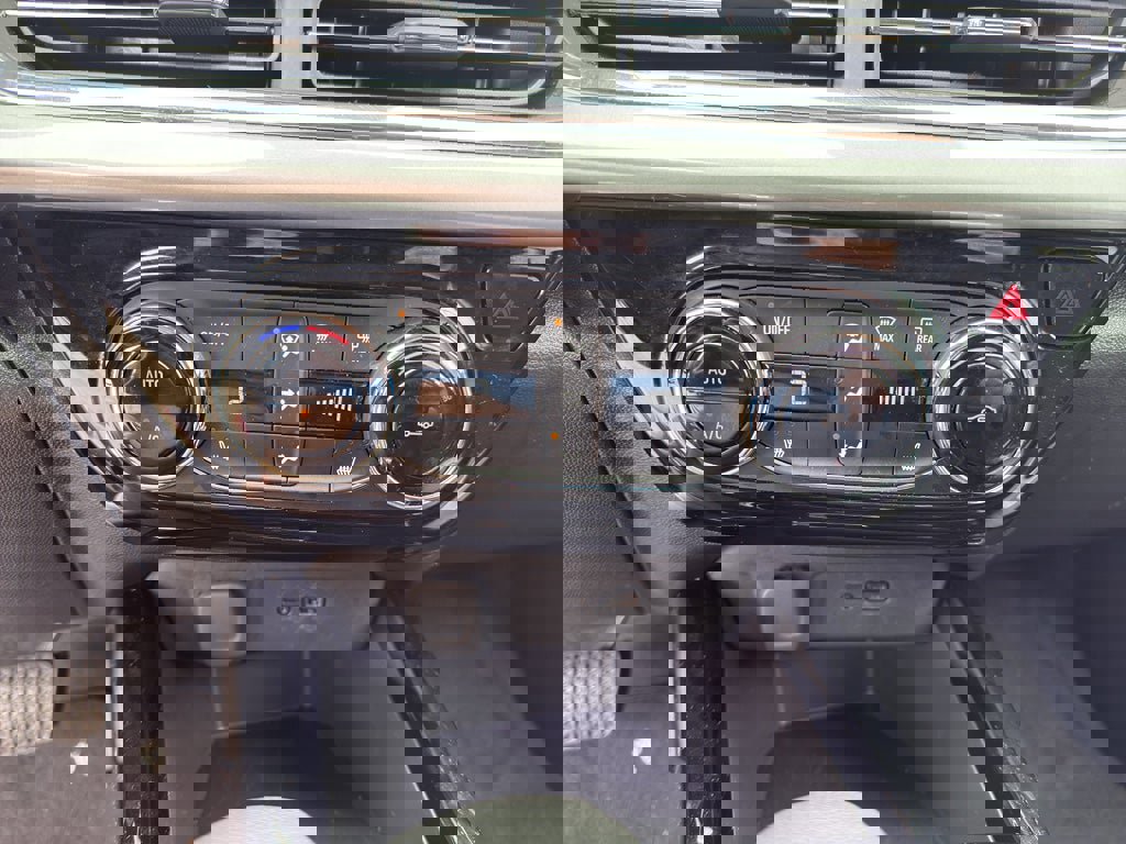 Used 2025 Chevrolet Trax LT w/ LT Convenience Package FWD image 17