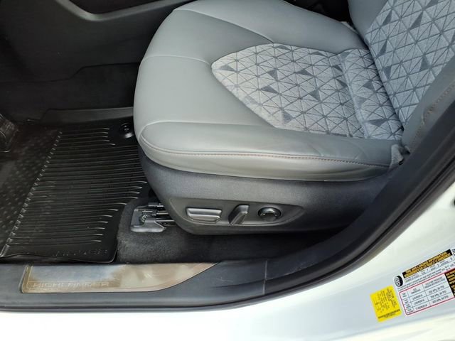 Used 2022 Toyota Highlander Bronze Edition image 5