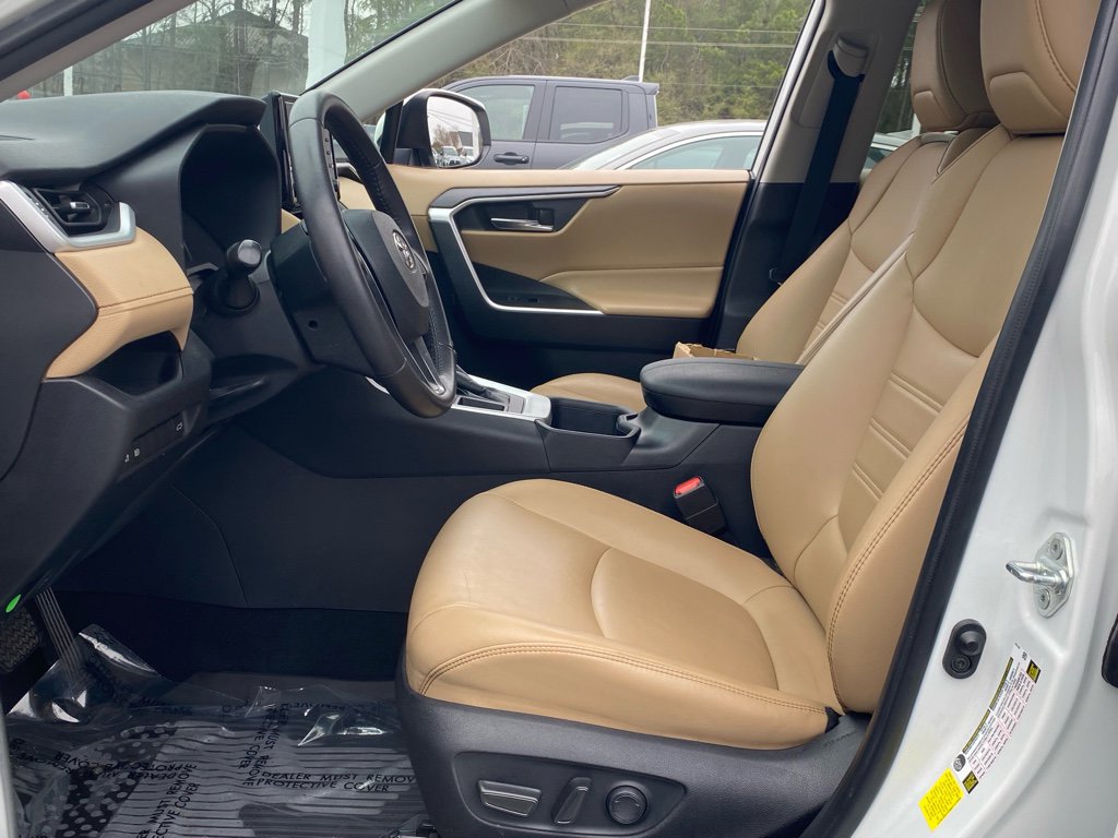 Used 2022 Toyota RAV4 XLE Premium image 5